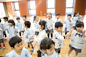 リズムフェスティバル　歌・カスタ発表ごっこ　年少