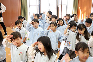 リズムフェスティバル　歌・カスタ発表ごっこ　年少