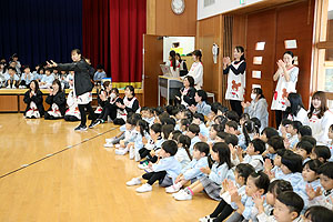 リズムフェスティバル　歌・カスタ発表ごっこ　年少