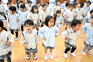 リズムフェスティバル　歌・カスタ発表ごっこ　年少