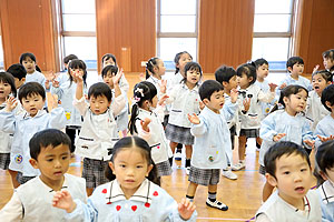 リズムフェスティバル　歌・カスタ発表ごっこ　年少