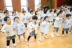 リズムフェスティバル　歌・カスタ発表ごっこ　年少