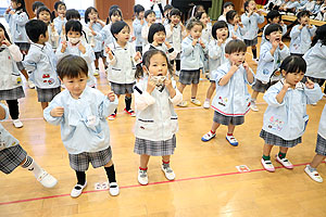 リズムフェスティバル　歌・カスタ発表ごっこ　年少