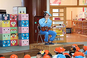 11月生まれの誕生会　　ウクレレコンサート　NO.2