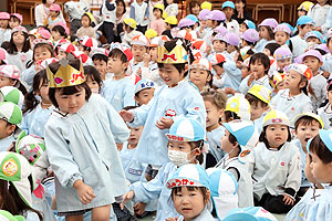 11月生まれの誕生会　　ウクレレコンサート　NO.2