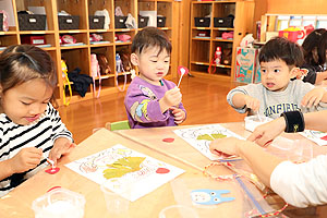 エンゼル幼稚園のお誕生日おめでとう　ひよこ・あひる