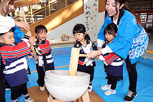 もちつき大会　きりん・ぱんだ・こあら ・ひよこ