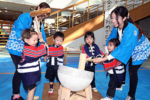 もちつき大会　きりん・ぱんだ・こあら ・ひよこ