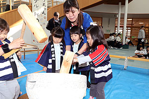 もちつき大会　きりん・ぱんだ・こあら ・ひよこ