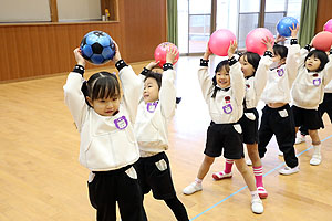 体操教室　ーボール投げー　ばら・すみれ