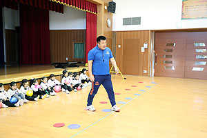 体操教室　ーボール投げー　ばら・すみれ