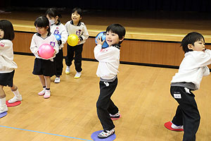 体操教室　ーボール投げー　ばら・すみれ