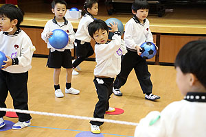 体操教室　ーボール投げー　ばら・すみれ