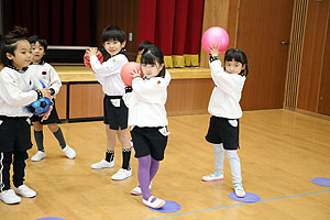 体操教室　ーボール投げー　ばら・すみれ