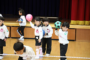 体操教室　ーボール投げー　ばら・すみれ