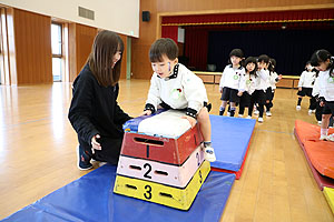 体操教室 　ー跳び箱ー　ことり