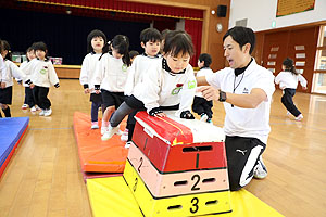 体操教室 　ー跳び箱ー　ことり