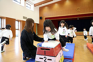 体操教室 　ー跳び箱ー　ことり