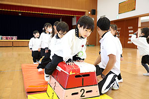 体操教室 　ー跳び箱ー　ことり