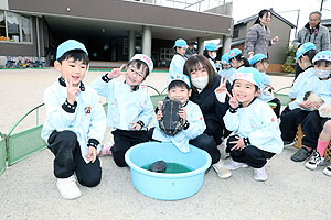 ふれあい動物園　たのしかったね　年中組　ひよこ・あひる　NO.1