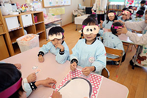 福笑いで大笑い　C