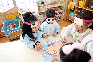 福笑いで大笑い　C