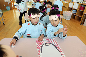 福笑いで大笑い　C