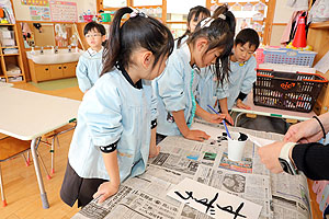 書き初め大会・福笑い　A