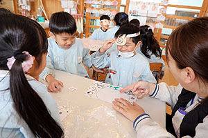 書き初め大会・福笑い　A