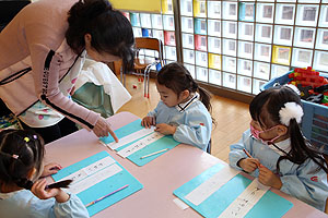 書初め大会　がんばったね！　年中組