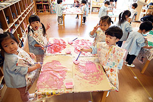 初めて筆に挑戦！　作品展の制作活動　ひよこ
