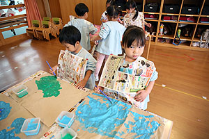 初めて筆に挑戦！　作品展の制作活動　ひよこ