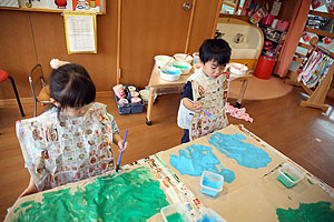 初めて筆に挑戦！　作品展の制作活動　ひよこ