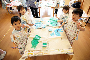 初めて筆に挑戦！　作品展の制作活動　ひよこ