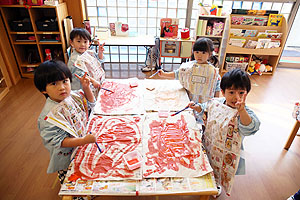 初めて筆に挑戦！　作品展の制作活動　ひよこ
