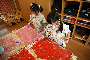 初めて筆に挑戦！　作品展の制作活動　ひよこ