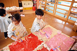 初めて筆に挑戦！　作品展の制作活動　ひよこ