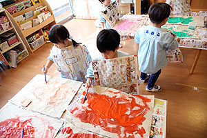 初めて筆に挑戦！　作品展の制作活動　ひよこ
