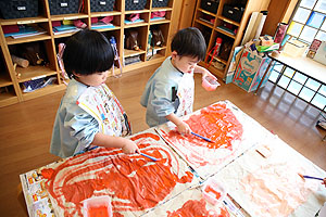 初めて筆に挑戦！　作品展の制作活動　ひよこ
