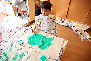 初めて筆に挑戦！　作品展の制作活動　ひよこ