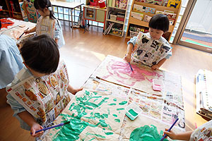 初めて筆に挑戦！　作品展の制作活動　ひよこ