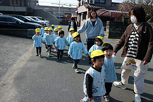 お散歩に出かけました　ひよこ・あひる