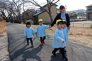 お散歩に出かけました　ひよこ・あひる