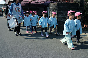 お散歩に出かけました　ひよこ・あひる