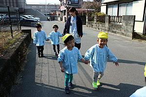 お散歩に出かけました　ひよこ・あひる