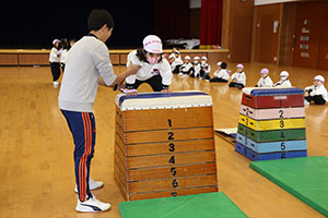 体操教室　ー跳び箱ー　すみれ