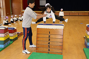 体操教室　ー跳び箱ー　すみれ