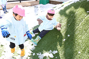 雪遊び楽しかったね　ひよこ・あひる