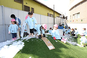 雪遊び楽しかったね　ひよこ・あひる