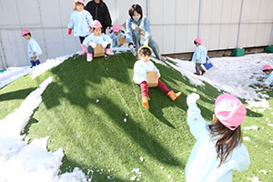 雪遊び楽しかったね　ひよこ・あひる